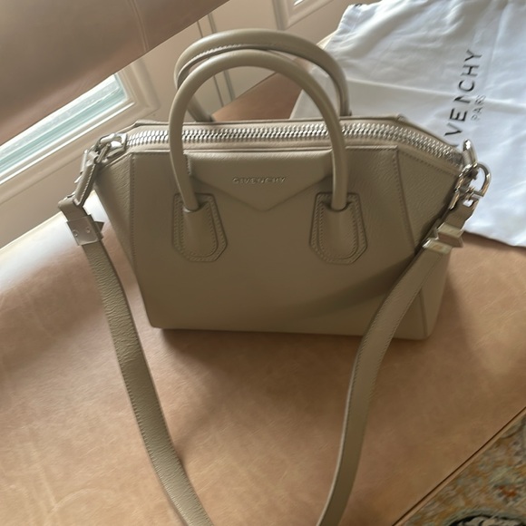 Small Antgona Givency in tan. - Picture 6 of 6